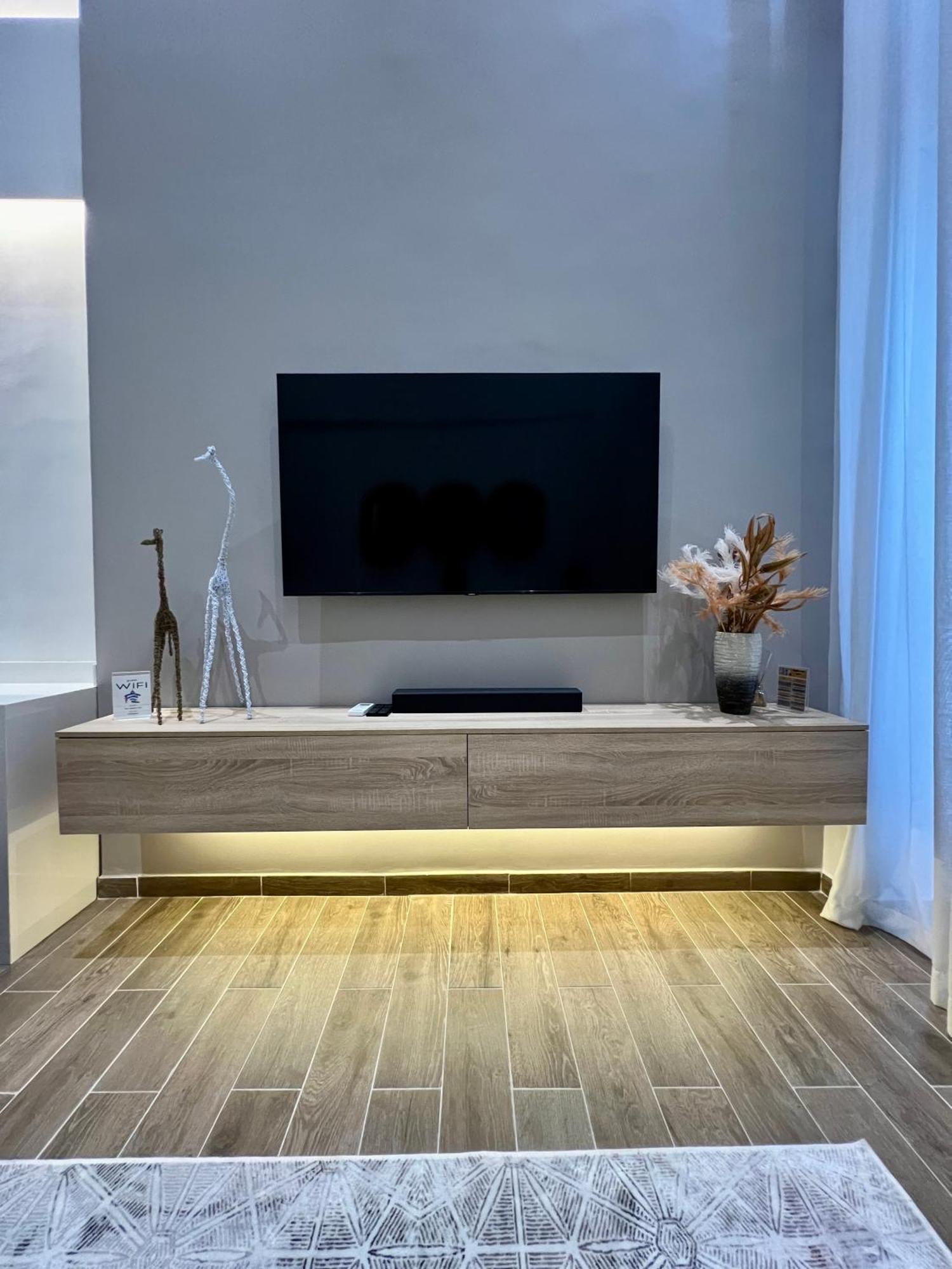 Beautiful! Brand New Old Town *