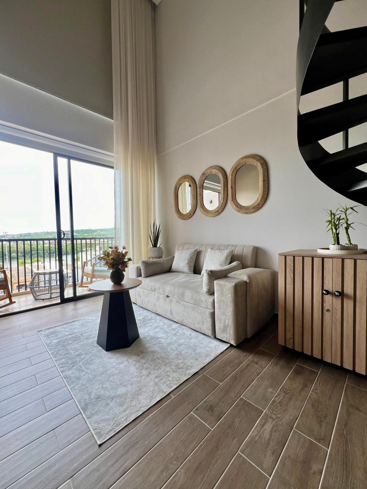 Beautiful! Brand New Old Town *