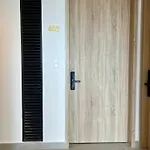 Beautiful! Brand New Apt Old Town