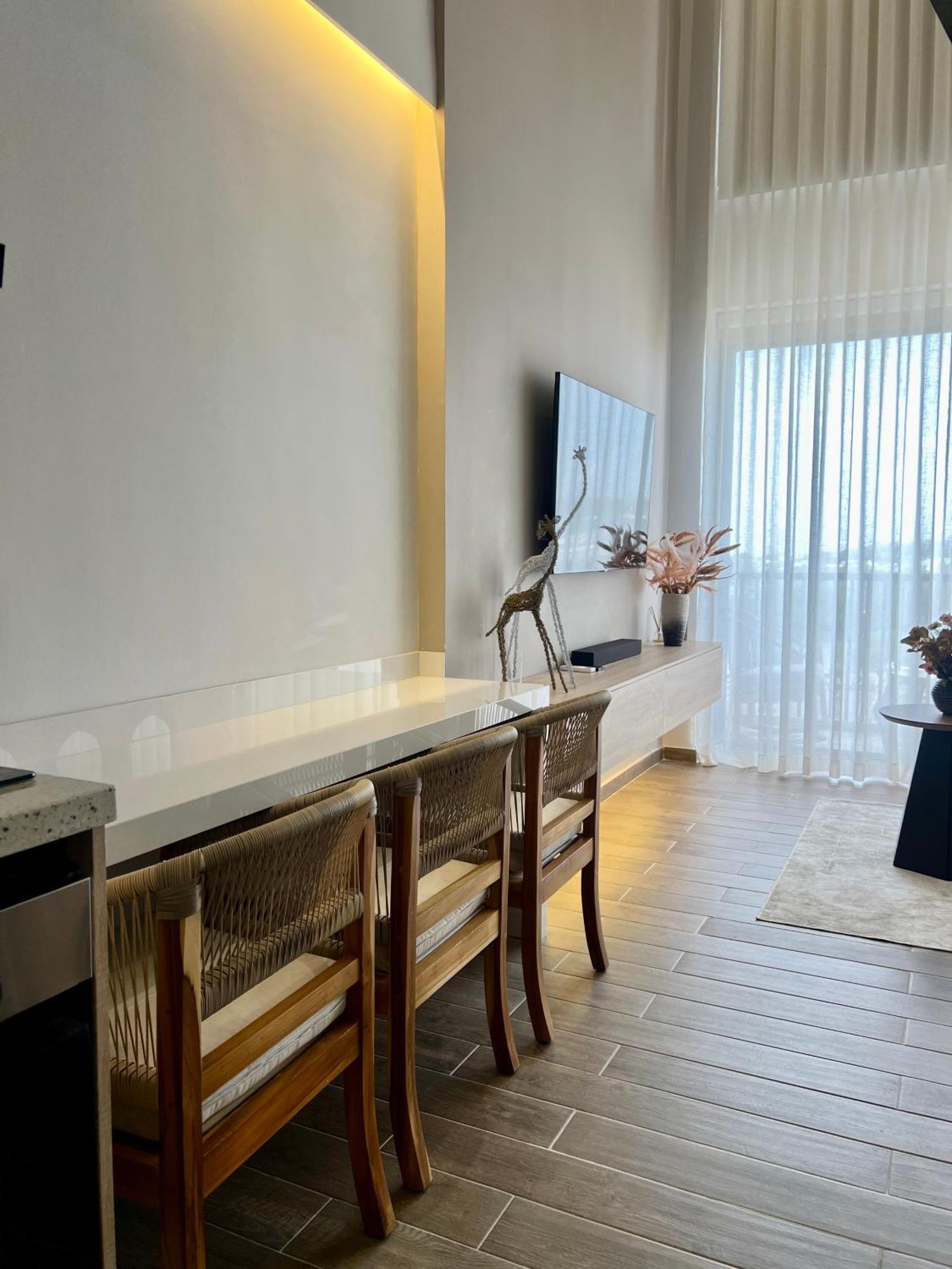 Beautiful! Brand New Old Town *